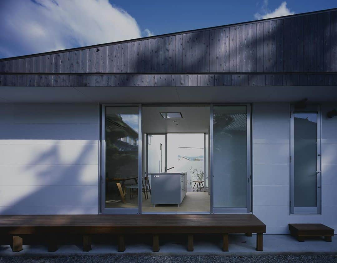 Horibe Associates co., ltd. さんのインスタグラム写真 - (Horibe Associates co., ltd. Instagram)「・ House in Kamoshima  more⇨@horibeassociates  #architecture #建築 #architecturephotography #architexture #architecturephoto #マイホームメモ#マイホーム計画 #設計事務所#住宅#住宅設計#住宅新築#家#平屋#建築家とつくる家#instahome #architettura#instahouse」10月11日 1時02分 - horibeassociates