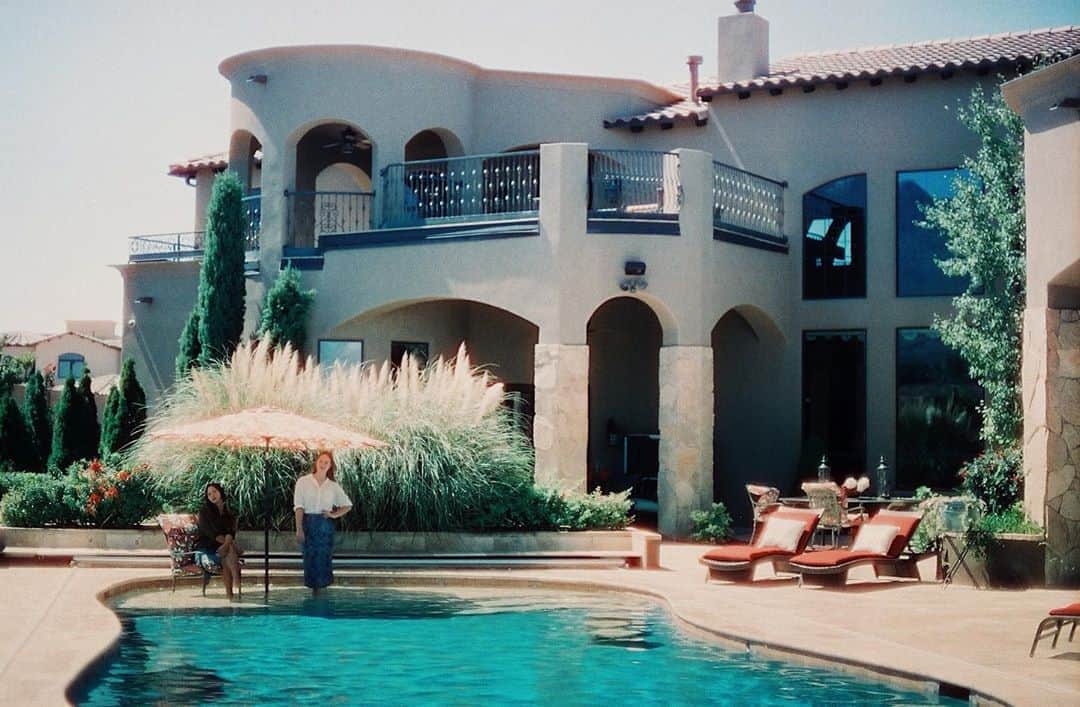 ジョーディン・テイラーのインスタグラム：「We’ve got another Name That Price coming to you little babies tomorrow! You’re not going to want to miss this New Mexican gem!! 🤯 In the meantime, we’ll just be here working from our water office.」