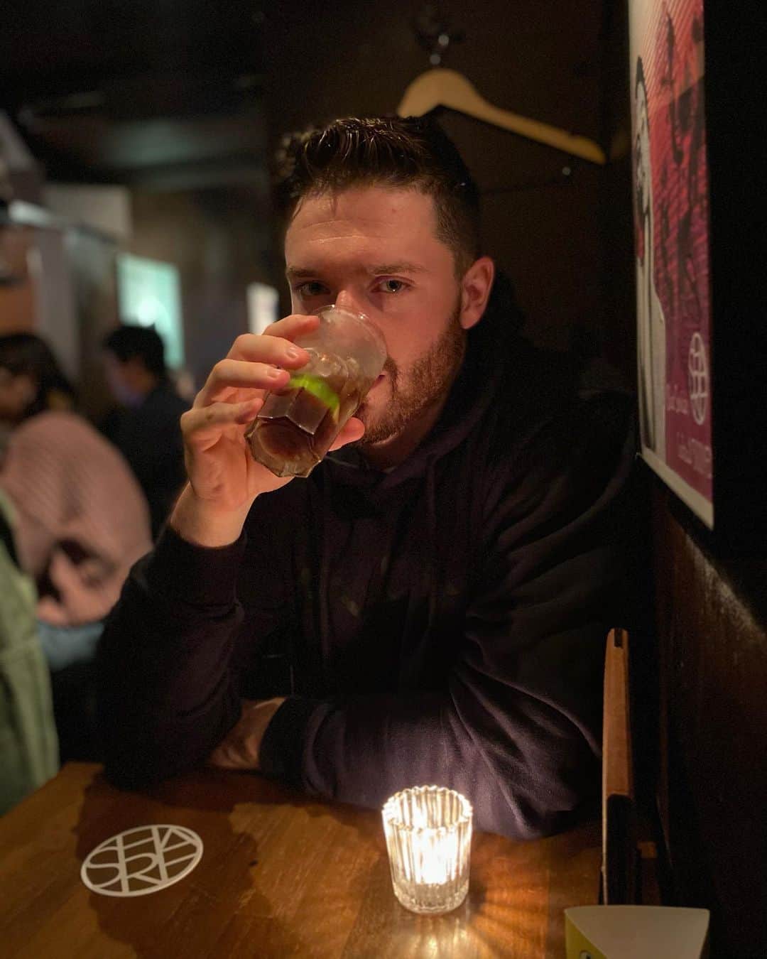 のインスタグラム：「みなさん、#バチェロレッテ 見てくれましたか？ ２ヶ月間の婚活サバイバルがいよいよ始まりました！ 1人の女性と真剣に向き合う男たちのガチバトル、一緒に盛り上げましょう！ . . 写真は、フォロワーの方におすすめしていただいた下北沢のバーにて！🤙    東京初心者なので、これからもおすすめのスポット教えてください！ いただいたDMは全て見させて頂いてます。 ありがとうございます！！  10月16日の０時に5,6話が配信されます！お見逃しなく！！！ . . #バチェロレッテ #バチェラー #怒りのビッグベイビー #エバンズマラカイ」
