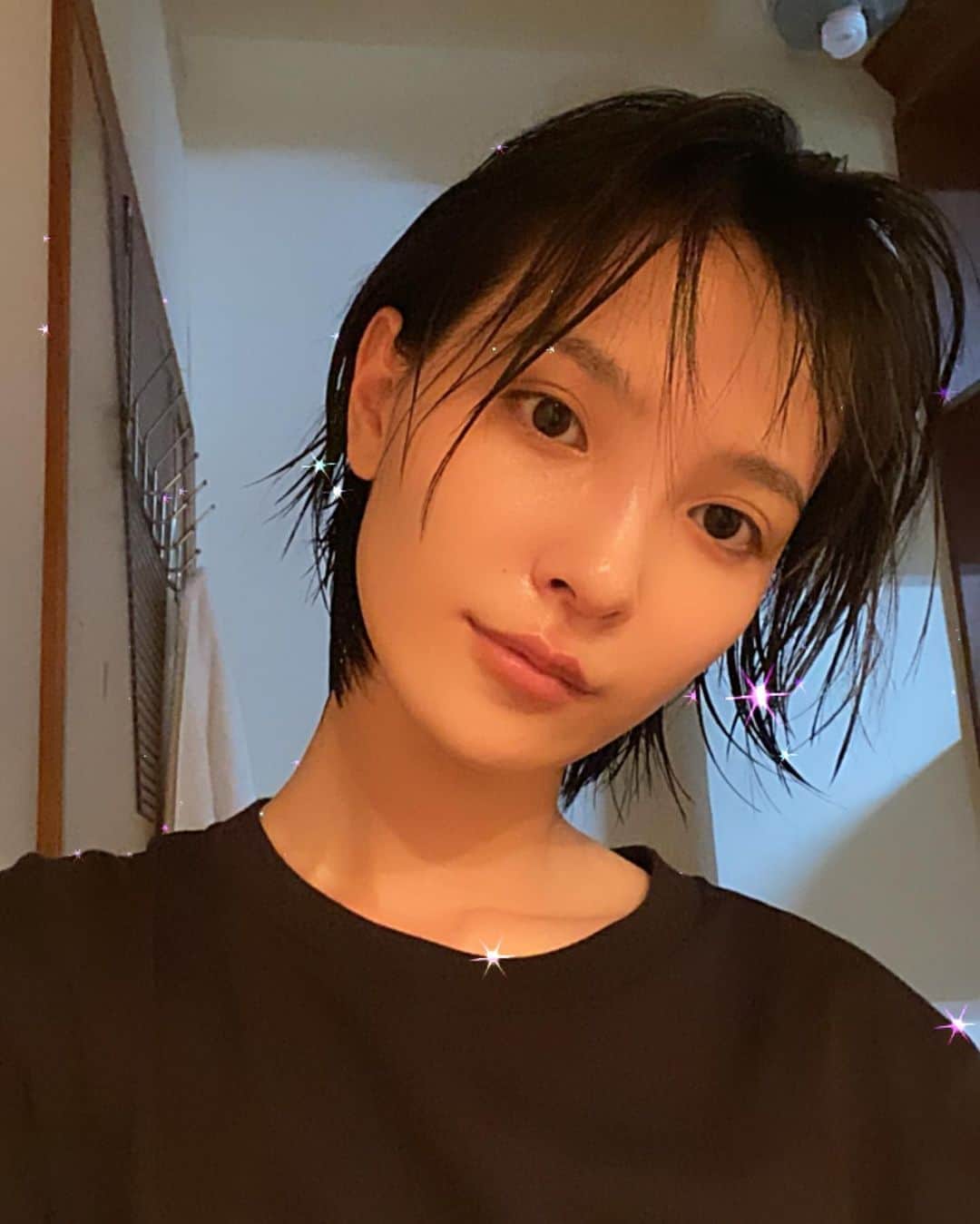 吳子霏（Ellen Wu）のインスタグラム：「少年的我 03:23.02吹完頭髮😌晚安！」