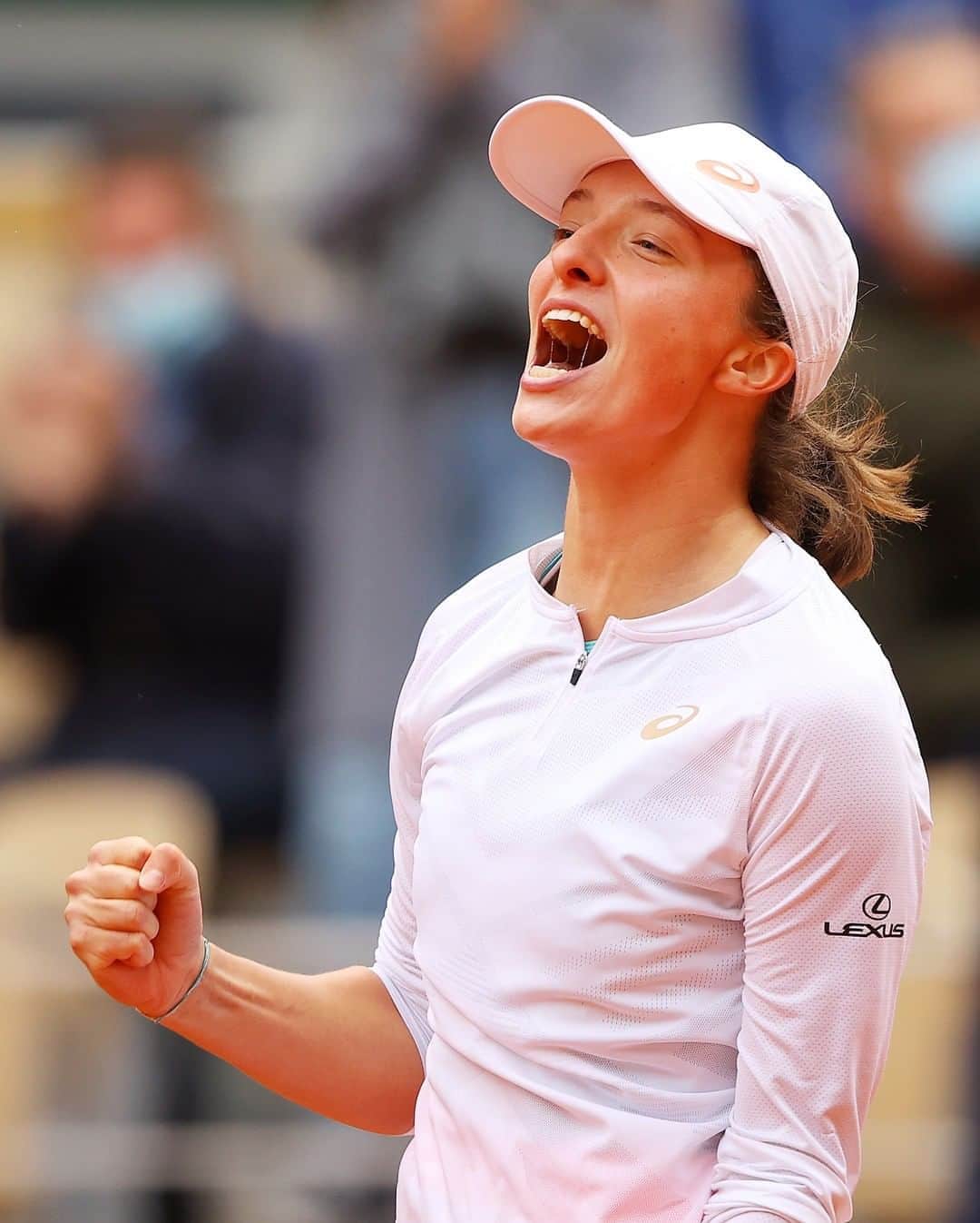 レッドブルのインスタグラム：「🏆 SHE’S ONLY GONE AND MADE HISTORY 🏆  put your hands together for the well-deserved @iga.swiatek 👏 🎾  link in bio to the story of the Polish legend 🥇  we are not entitled to associate ourselves with the WTA and/or Roland Garros. #redbull #givesyouwiiings #win」