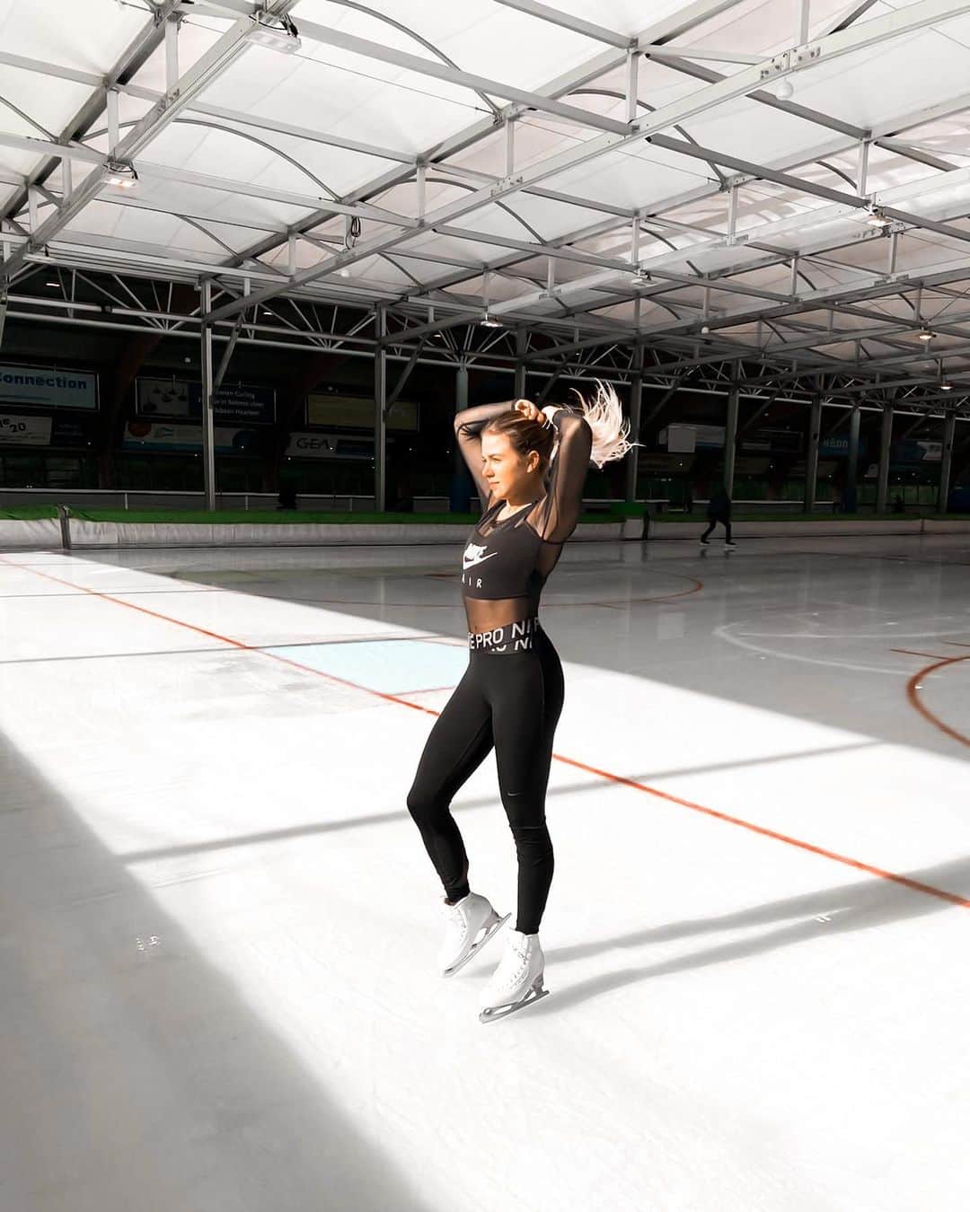 のインスタグラム：「New skates, new season and new situation. Even though I don’t have my team right beside me, I have lots of support here in Holland 🔥 missing Sainte Julie, but It is what it is, and we will make the best of what is right now.  Keeping in touch with my team there, making things work across the world, home in the Netherlands. Let’s tie my hair before these New challenges are worth the fight!!!!」