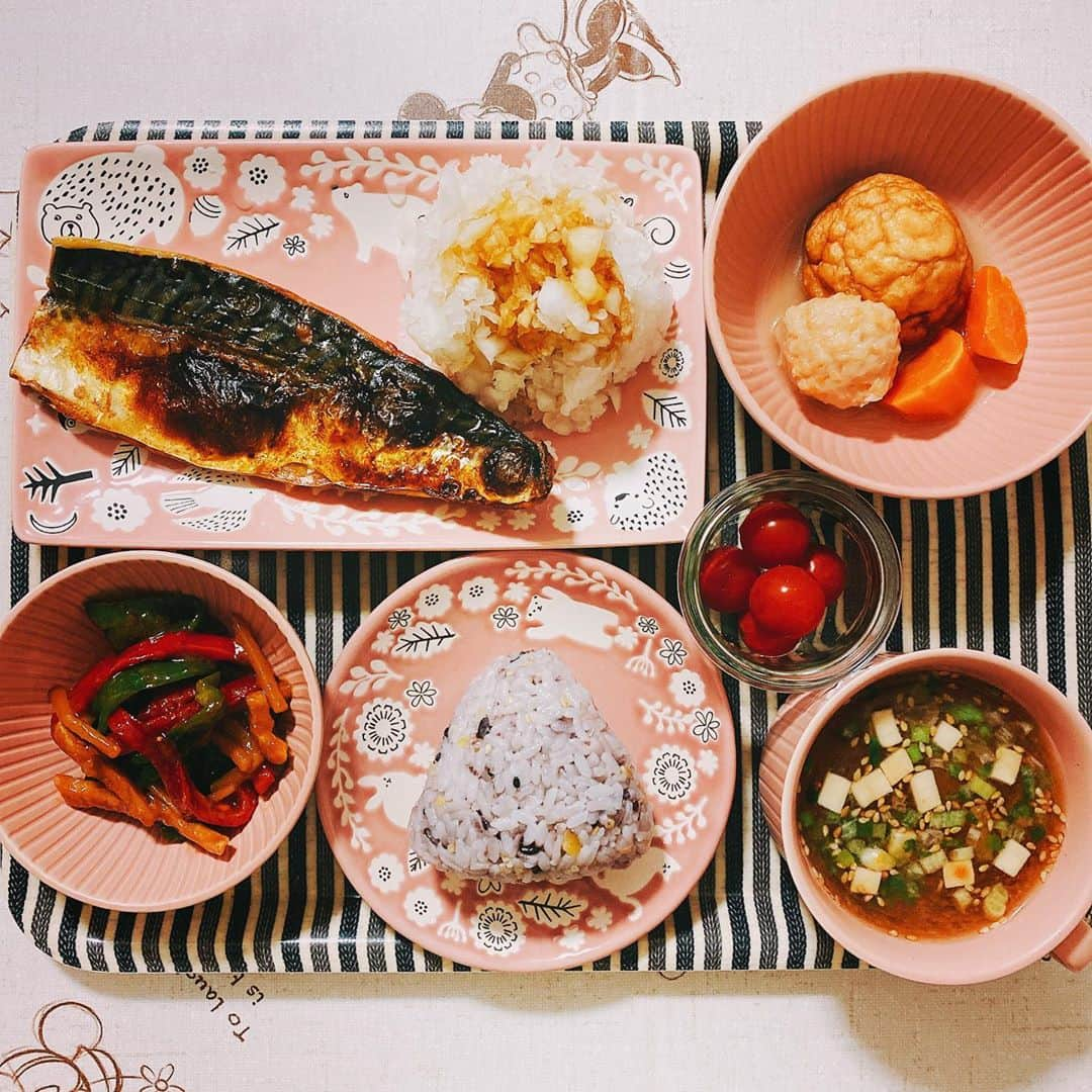 楠見藍子さんのインスタグラム写真 - (楠見藍子Instagram)「本日の#おうちごはん🍙🍴( ¨̮ )✩ 山盛り鬼おろし＼＼\\ ٩( ˊᵕˋ )و //／／ #ママ#ごはん#息子#男の子兄弟#5歳#1歳‪#OnigiriAction‬ 10/1-10/31まで、おにぎりにまつわる写真に #OnigiriAction を付けてSNSまたは特設サイト（onigiri-action.com）に投稿すると、協賛企業が寄付し、TABLE FOR TWOを通じて世界の子どもたちに給食５食が届きます🍙✨‬」10月11日 1時16分 - minnie_aiko