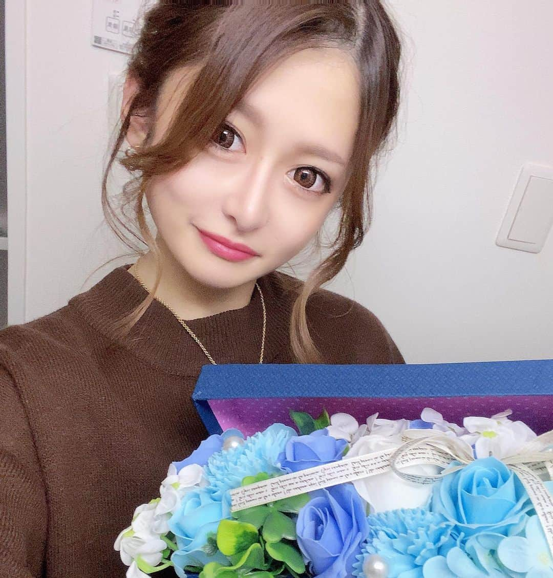 藤堂永蓮のインスタグラム：「BLUE💙💐 なんともない日だったけど お花もらうのって 1番嬉しい いつまでも綺麗でいたいし女の子でいたい🦋 . .  #北海道#すすきの#バルセロナ#キャバ嬢#ピアジェ#ピーアンドジェー#ニュークラブ#barcelona #新宿 #歌舞伎町 #六本木 #錦 #中洲 #北新地 #ミナミ #instagram#instagood #love #happy#fun#like4like #l4l #札幌」