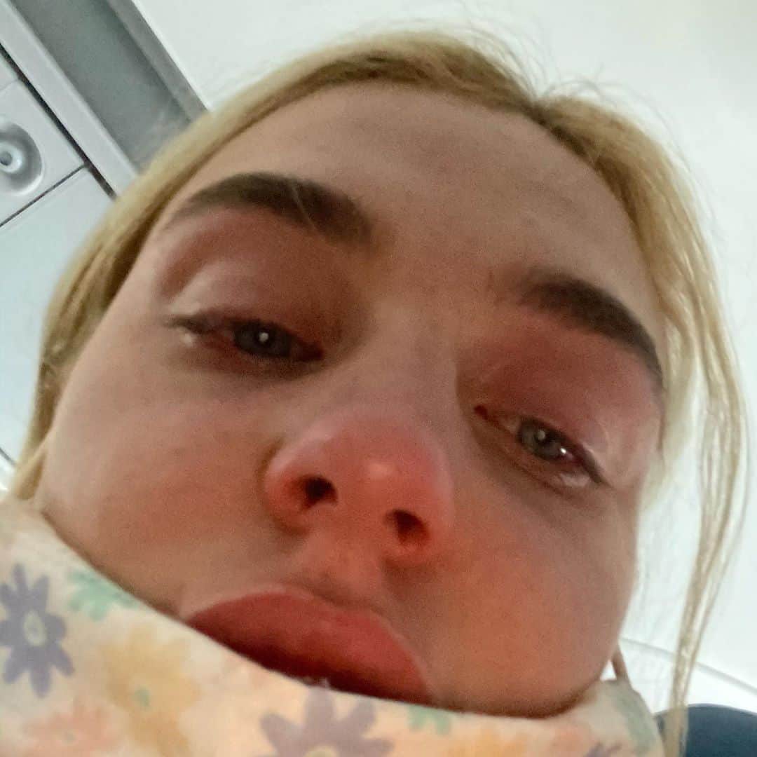 マティー・ノイズのインスタグラム：「happy mental health day  we can all lie and pretend our lives are perfect on social media but let’s be real, THEYRE NOT  i can’t even tell you why i’m crying in this photo, but i’m not ashamed and neither should anyone be. crying is healthy and necessary and mental health is VERY REAL ❤️❤️❤️ love you guys」