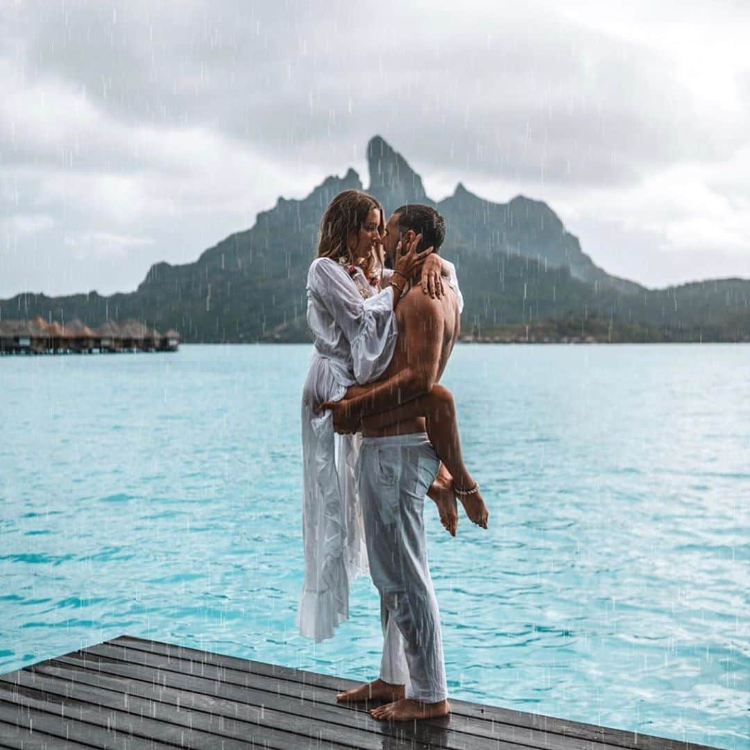 ナイトキャップさんのインスタグラム写真 - (ナイトキャップInstagram)「The Notebook vibes in Bora Bora with @thelosttwo In our Desert Winds Maxi! #nightcaptravels」10月11日 1時22分 - nightcapclothing