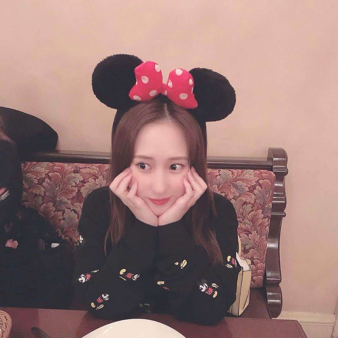 のインスタグラム：「♡  𝐓𝐨𝐤𝐲𝐨 𝐃𝐢𝐬𝐧𝐞𝐲 𝐒𝐞𝐚 ♡  3年振り！アイドル時代の元メンバーと元マネージャーの 大好きメンバー♡いまもずっと仲良し٩( ᐛ )( ᐖ )۶  生憎の雨だったけど 開園から閉園までめちゃくちゃ楽しんだ♬  私の前髪が乱れてみんなが笑顔になってる写真 元マネとトイマニでガチバトルした後の写真 マスク曲がってんのよ。 お気に入り  2万歩以上歩いてまだ若いと実感した日☺︎  #disneysea」