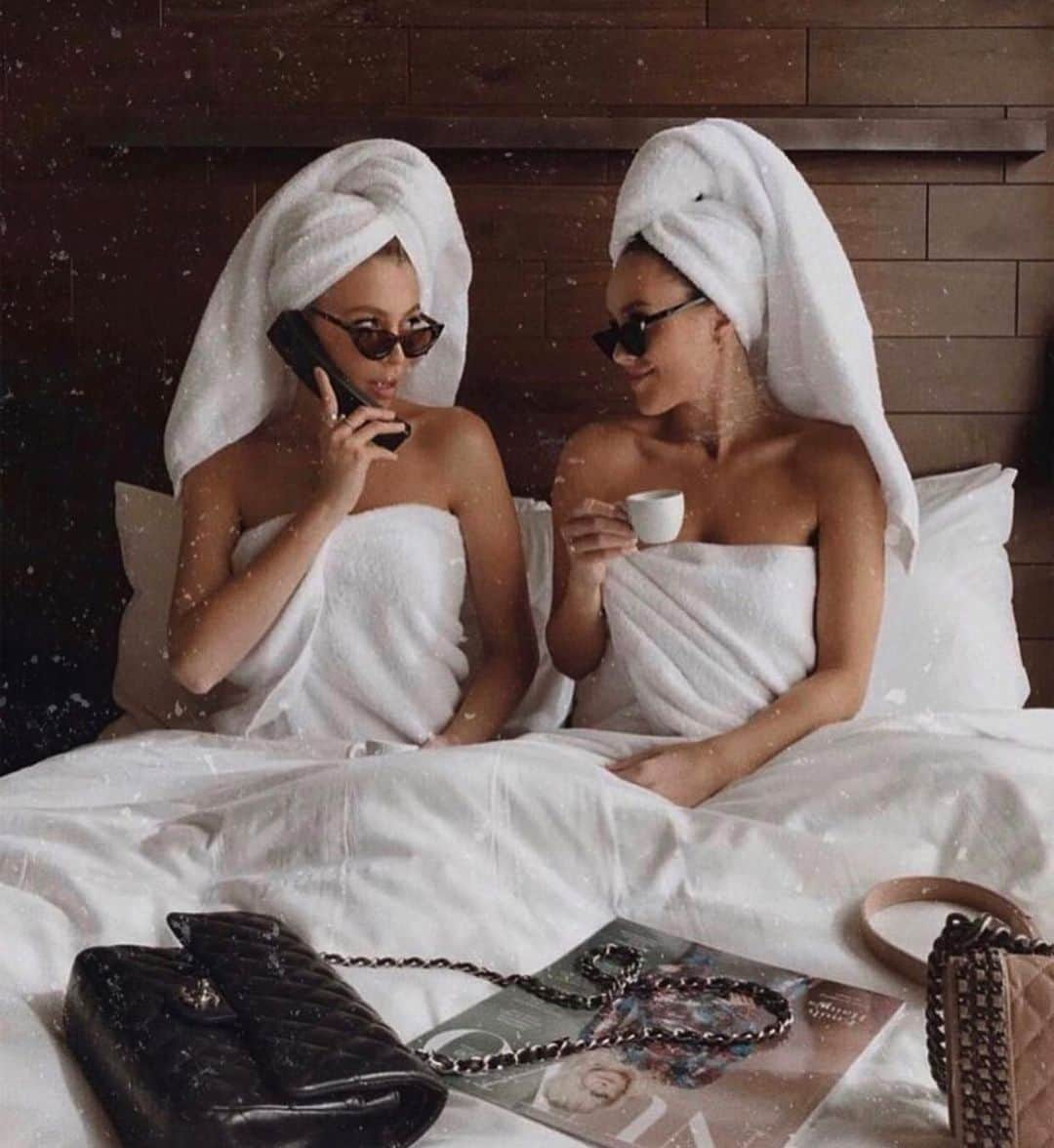 ドリームガールさんのインスタグラム写真 - (ドリームガールInstagram)「Waking up with your bestie like...what kind of trouble will we get into today 😝 Tag your best babe! #bffgoals #bestie #gobestfriend」10月11日 1時27分 - dreamgirlintl