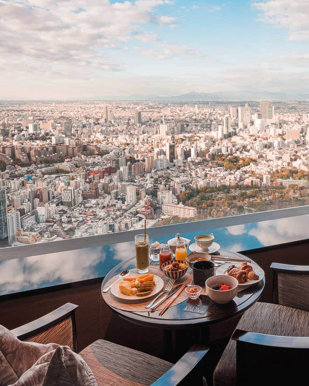 リッツ・カールトンのインスタグラム：「Travel takes us everywhere — even to stunning tables in the sky. #Tokyo   #RCMemories via — @sharonyws」