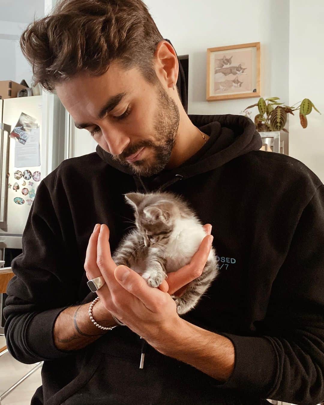 NICOLAS SIMOESのインスタグラム：「hey little friend 🧡」