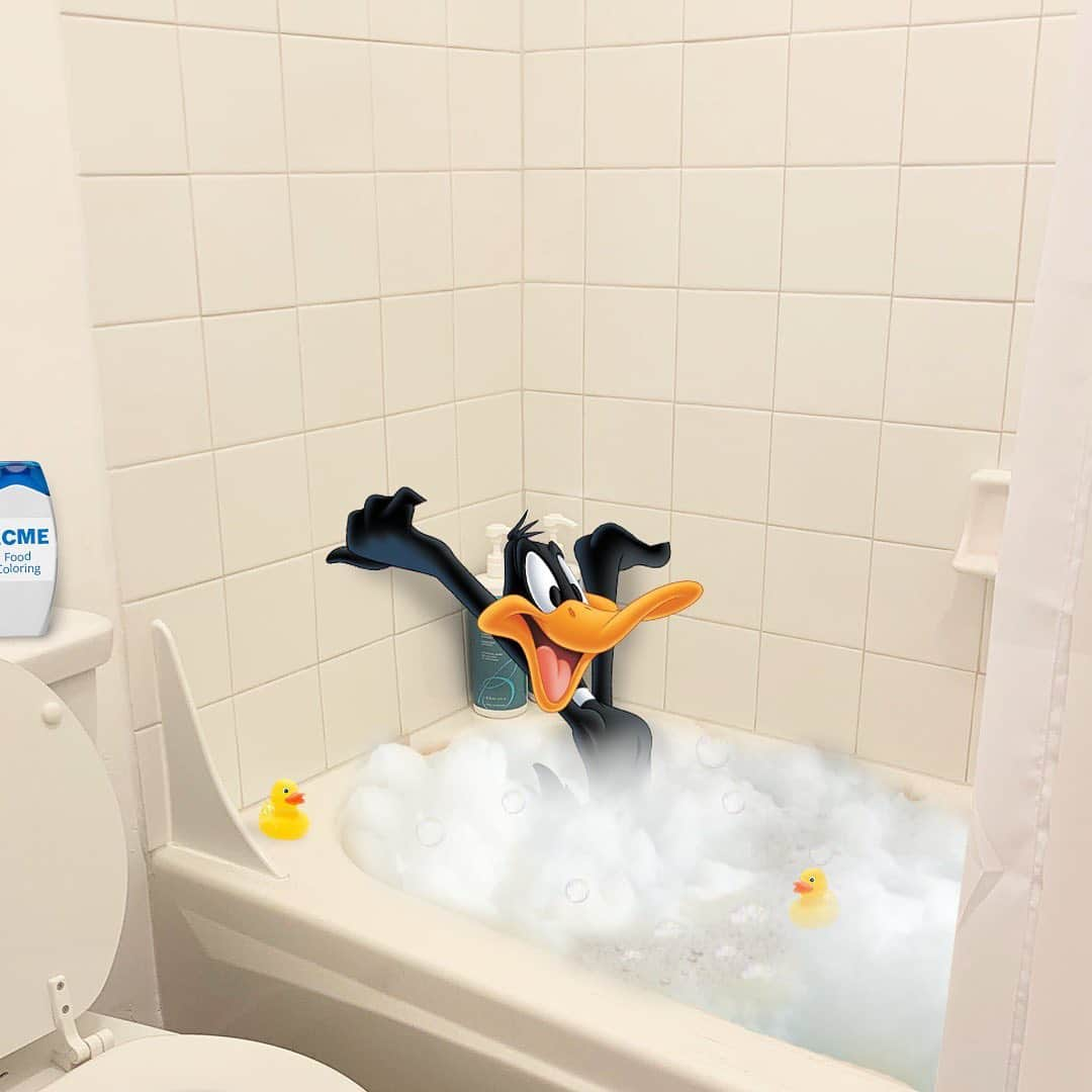 Looneyさんのインスタグラム写真 - (LooneyInstagram)「daffy moved in and took over. time to teach him a lesson. if you don't pay rent then you pay in pranks. #DuckSeason」10月11日 1時35分 - looneytunes