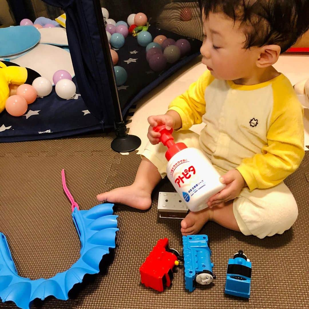 世手子さんのインスタグラム写真 - (世手子Instagram)「My son who is curious about anything🛀🧴🚿 He also love bath goods🐥🐥🐥 Good night💤😴😪 https://item.woomy.me/c/189540 https://item.woomy.me/c/189540+4238640 @hidermetitia #シャンプーハット がお気に入り(ﾟ∀ﾟ) #フラワーシャンプーハット かわいいょ(〃ω〃) 2020/08/01 HIDERMEというブランドからから販売中だよ（＾ν＾） ストーリーズにURLを張ったから見てね(＾ｰ^) 最近 #教育テレビ ばっかみてるー #オフロスキー さんが好きみたいww 生まれた時から #お風呂大好き みたいー！ #アトピタ #ベビースキンケア のお風呂グッズもあり最強だねー！ 乾燥しらずさん(*☻-☻*) #トーマス も喜んでるよ╰(*´︶`*)╯♡ #赤ちゃんのいる生活 #赤ちゃんのいる暮らし #赤ちゃんのスキンケア #ベビー用品 #育児中ママ #出産準備品 #スキンケア #ベビーソープ #泡ソープ #アトピタ保湿全身泡ソープ #monipla #tampei_fan」10月11日 1時37分 - rojide