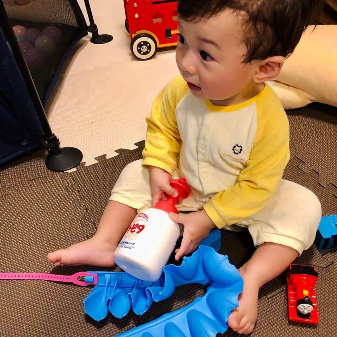 世手子さんのインスタグラム写真 - (世手子Instagram)「My son who is curious about anything🛀🧴🚿 He also love bath goods🐥🐥🐥 Good night💤😴😪 https://item.woomy.me/c/189540 https://item.woomy.me/c/189540+4238640 @hidermetitia #シャンプーハット がお気に入り(ﾟ∀ﾟ) #フラワーシャンプーハット かわいいょ(〃ω〃) 2020/08/01 HIDERMEというブランドからから販売中だよ（＾ν＾） ストーリーズにURLを張ったから見てね(＾ｰ^) 最近 #教育テレビ ばっかみてるー #オフロスキー さんが好きみたいww 生まれた時から #お風呂大好き みたいー！ #アトピタ #ベビースキンケア のお風呂グッズもあり最強だねー！ 乾燥しらずさん(*☻-☻*) #トーマス も喜んでるよ╰(*´︶`*)╯♡ #赤ちゃんのいる生活 #赤ちゃんのいる暮らし #赤ちゃんのスキンケア #ベビー用品 #育児中ママ #出産準備品 #スキンケア #ベビーソープ #泡ソープ #アトピタ保湿全身泡ソープ #monipla #tampei_fan」10月11日 1時37分 - rojide