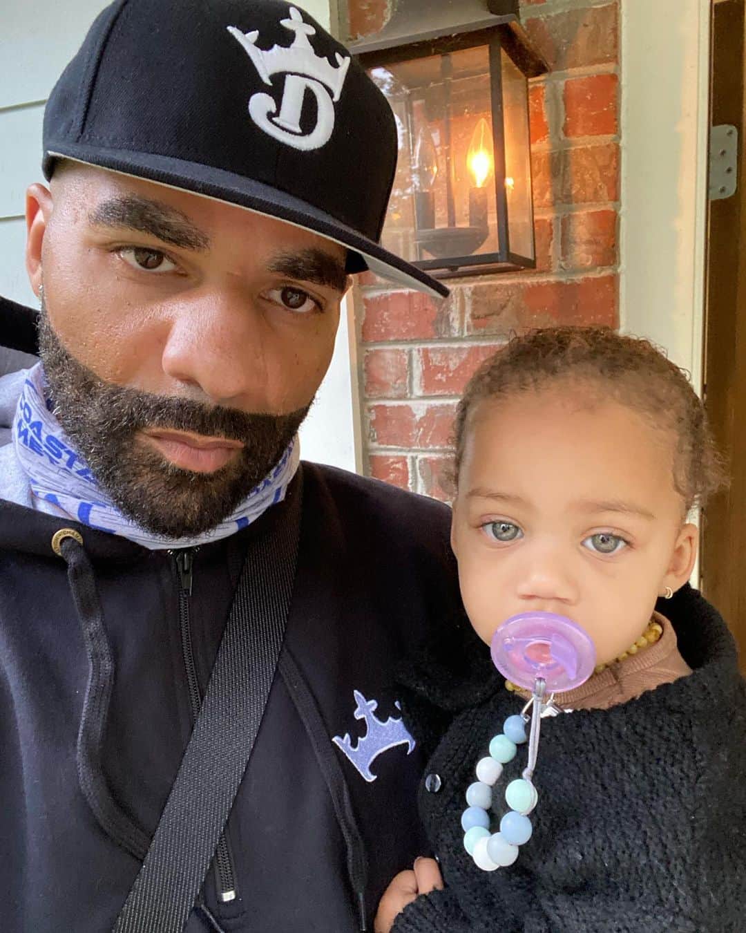 カルロス・ブーザーのインスタグラム：「Gorgeous 😍 Thank God You Came Out Looking Like Yo Mama!!! Daddy Gotchu Always #HOLDAT 💜」