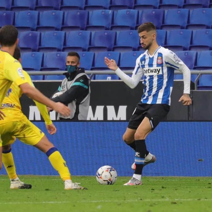 アルバロ・バディージョのインスタグラム：「Victoria y debut. ✅ Enorme equipo. Queda un largo camino, a seguir!!! 🙌🏻🔵⚪️」