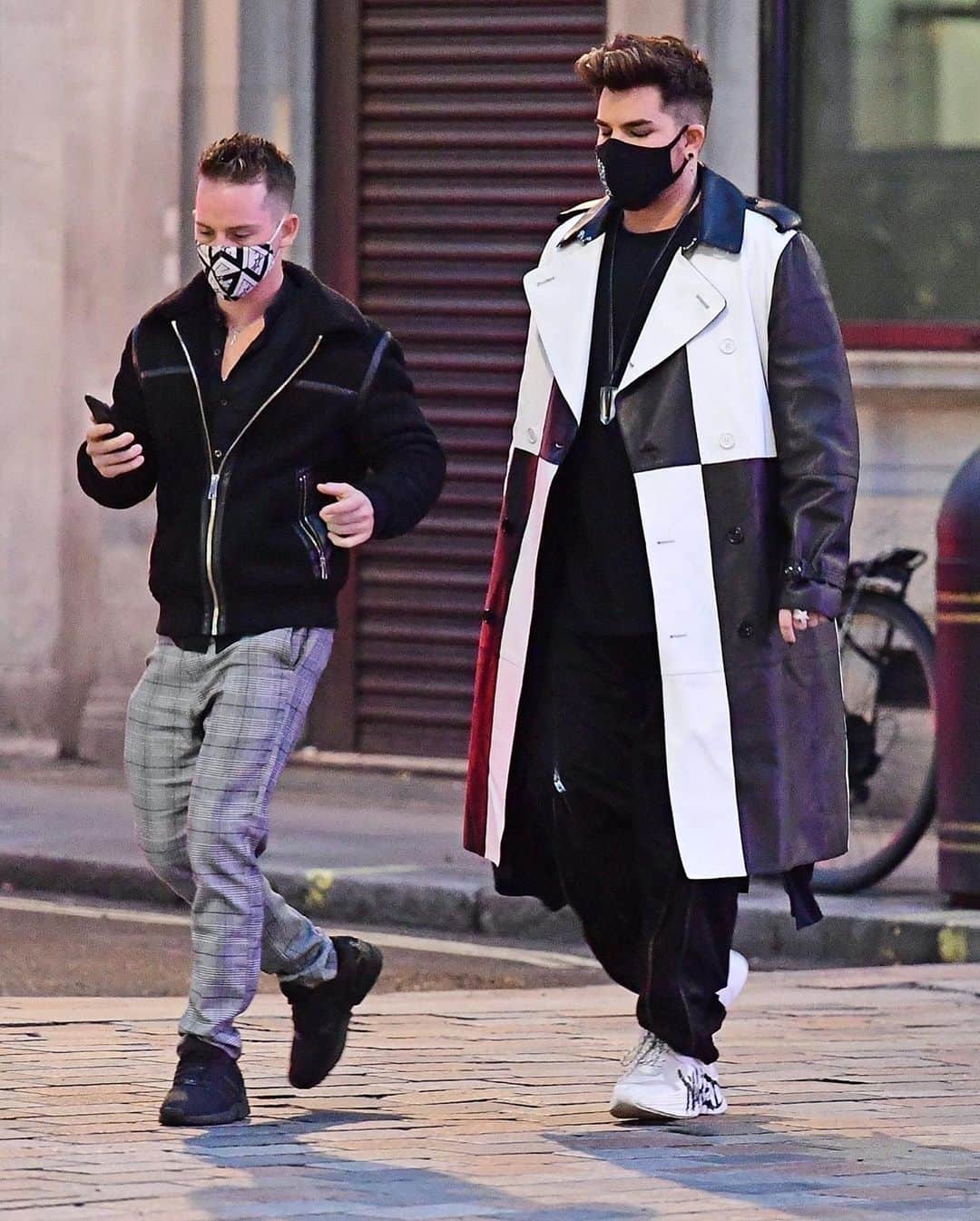 Just Jaredさんのインスタグラム写真 - (Just JaredInstagram)「@adamlambert wears a #BLM mask while stopping by a West End theater in London with a friend. #AdamLambert Photos: Backgrid」10月11日 1時52分 - justjared