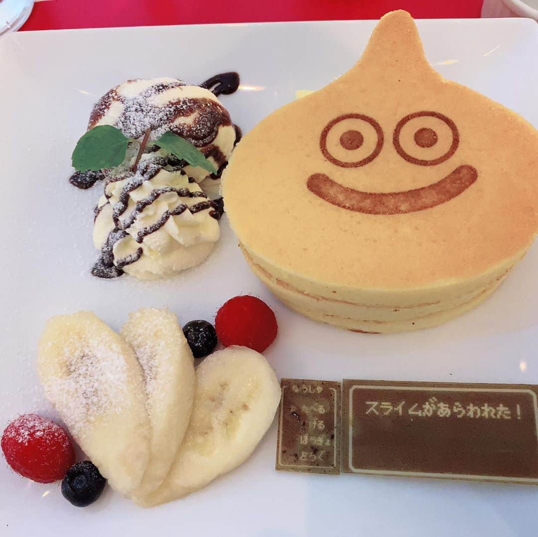 漆川しずくのインスタグラム：「めちゃくちゃ前になってしまうけどFF7Rコラボカフェに行こうとしてスカイツリーに行った時の😌 都民割引で当日券買おうとしたらまさかの整理券配布終了してて結局近場のアルトニアにお邪魔しました🤣(アルトニアはアルトニアで最高だった🥺) 勉強になったので後日前売り券買ってリベンジしました🥺写真また載せよ🥺 あきさんとデート楽しかった🥳🥳🥳  #スカイツリー #当日券終了 #FF7R #カービィカフェ東京 #アルトニア #スライム #スライムパンケーキ #ぱんけーき🥞 #パンケーキ #プリント倶楽部 #プリクラ #キャバ嬢の休日 #東京観光」