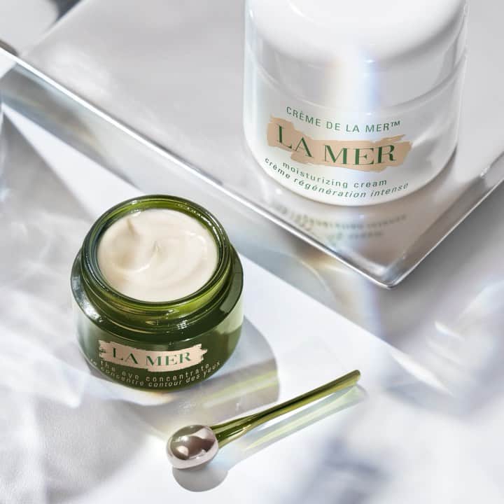 ドゥラメールのインスタグラム：「Looking for a 2-step regimen that checks the beauty boxes this weekend? Our iconic moisturizer matches perfectly with the targeted benefits of The Eye Concentrate. Dark circles and fine lines are visibly diminished as natural radiance is renewed. The perfect power-packed mini-regimen.」
