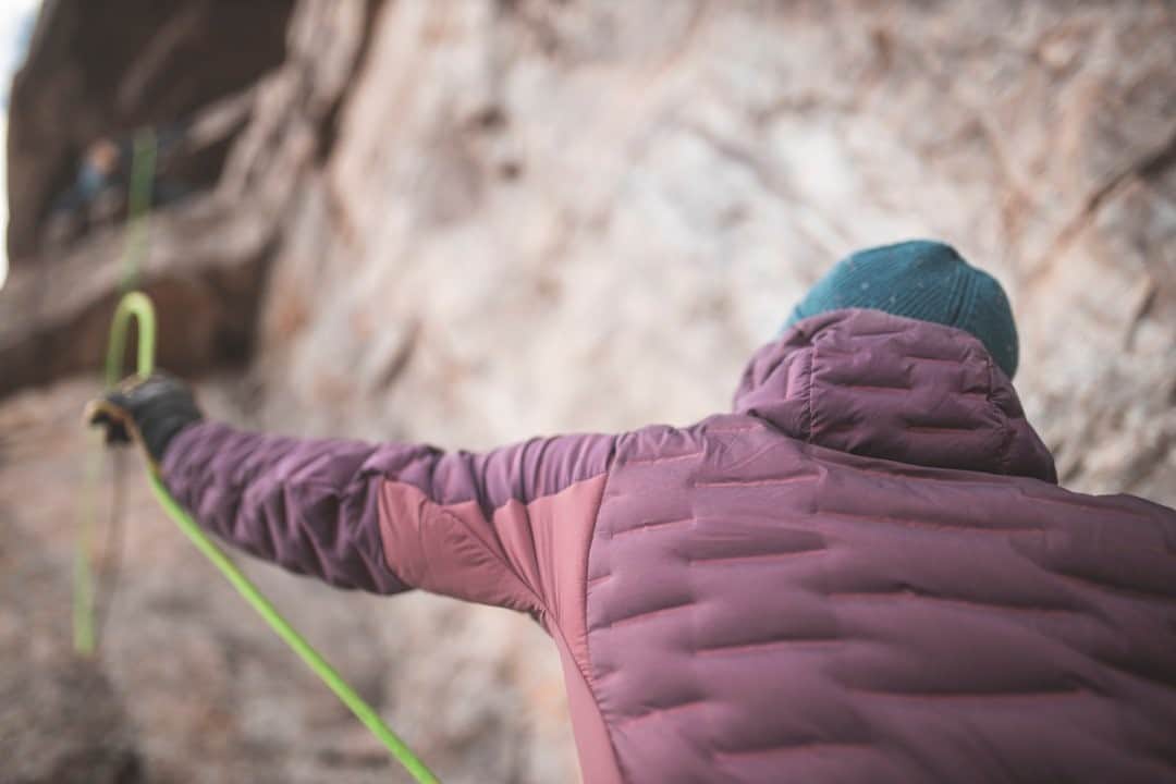 マウンテンハードウェアのインスタグラム：「“The climb-specific features of higher hand pockets and streamlined waist to accommodate a harness are some nice touches, and the durability of the fabric gives me peace of mind when sliding around on rock.” -@mattburbach. Photo: @dscottclarkphoto.」