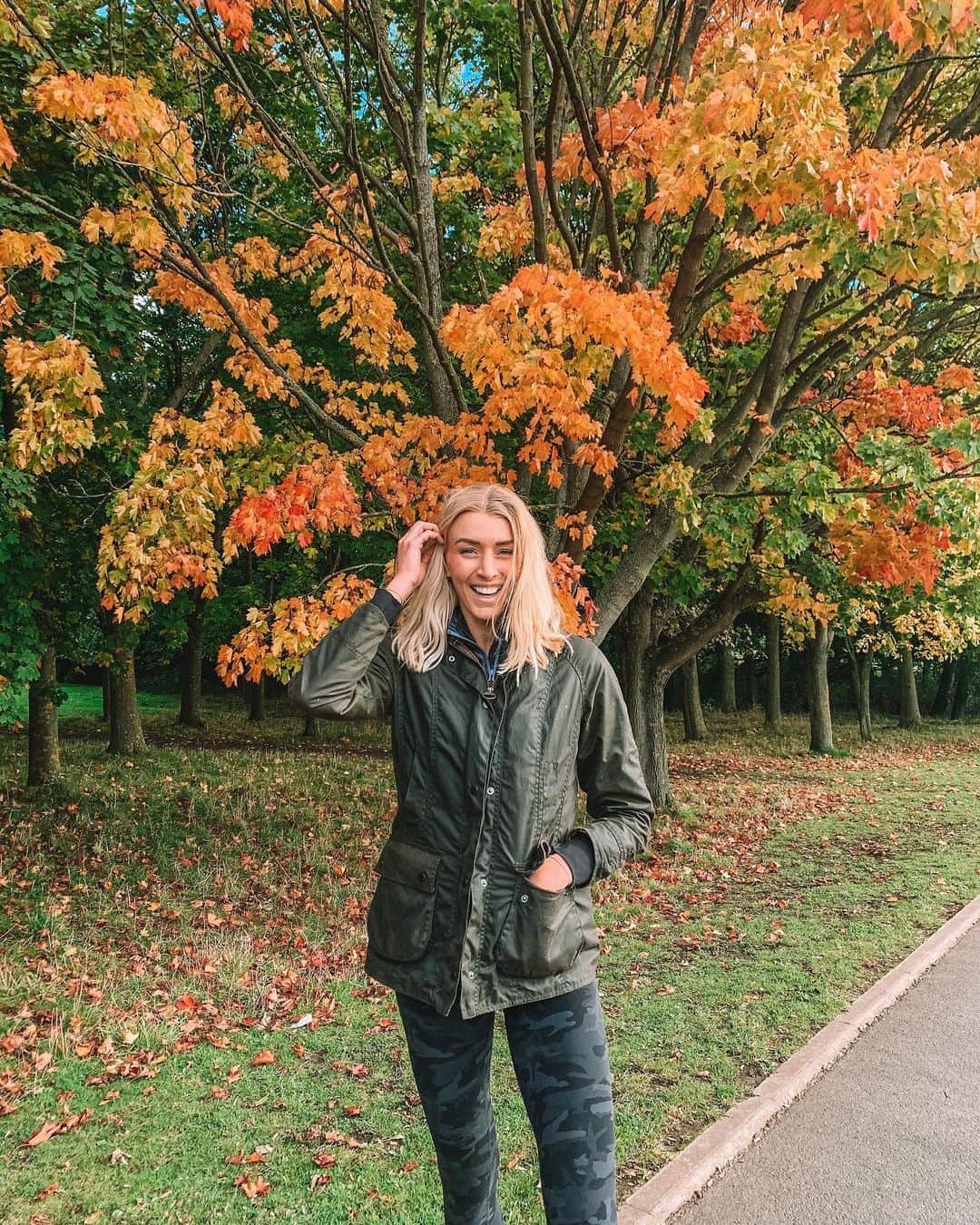 Zanna Van Dijkさんのインスタグラム写真 - (Zanna Van DijkInstagram)「Autumn is officially here, showing us how beautiful change can be 🍁 Who else is excited for crisp mornings, crunchy leaves & cosy sweaters? 🧡 📍Temple Newsam Estate, Leeds 🏴󠁧󠁢󠁥󠁮󠁧󠁿 #yorkshire #northerner #yorkshirelife #yorkshirelass #exploremore #getoutdoors #autumn #autumnvibes #autumnleaves」10月11日 1時53分 - zannavandijk
