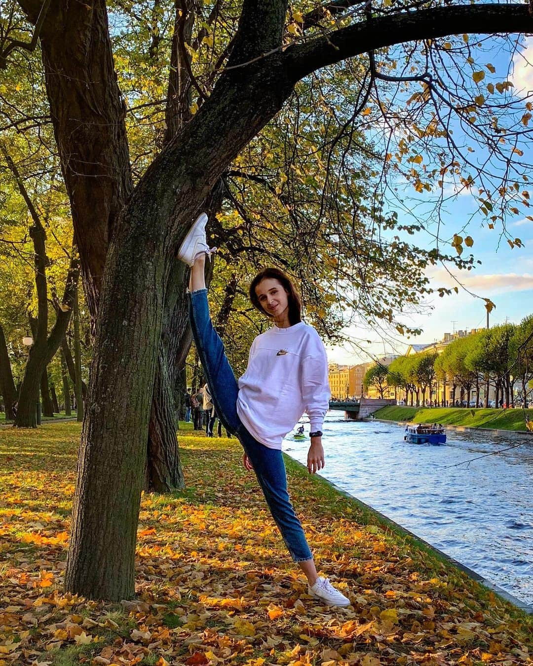 マリア・コーレワさんのインスタグラム写真 - (マリア・コーレワInstagram)「You can tell I really needed that one “fall vibes” picture by the fact I tried to put my leg onto literally every single tree around me 😂😂🤦🏻‍♀️ But anyway though, it was the last day of warm weather in our city and tomorrow will mark the beginning of the traditional Saint-Petersburg-style fall that we all “love so much” - lots of rain and wind, almost no sun and just a couple hours of light every day 🤦🏻‍♀️🍂🍁 But we’re really used to it and I must say it’s just easier to work and stay inside when the outdoor activities don’t really call your name 🙌🏻💪🏻   Когда очень нужна была одна осенняя фотография и я поставила ногу на все деревья в округе 😂😂🤦🏻‍♀️  В любом случае, сегодня в нашем городе был последний тёплый осенний день и завтра начинается настоящая Петербургская осень, которую мы все так «любим» - много дождя и ветра, мало солнца и всего лишь несколько часов светлого неба в день 🤦🏻‍♀️🍂🍁 Но мы к этому успели привыкнуть, и надо сказать вам, что работать в такую погоду становится легче, потому что улица не манит, а значит ничего другого и не остаётся делать, кроме как проводить время с пользой на работе или дома 🙌🏻💪🏻」10月11日 1時55分 - marachok