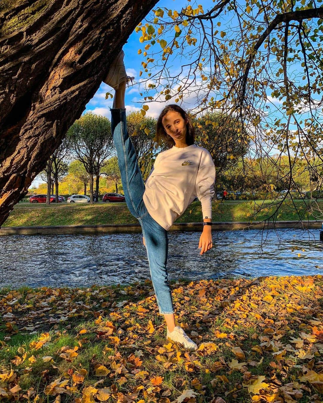 マリア・コーレワさんのインスタグラム写真 - (マリア・コーレワInstagram)「You can tell I really needed that one “fall vibes” picture by the fact I tried to put my leg onto literally every single tree around me 😂😂🤦🏻‍♀️ But anyway though, it was the last day of warm weather in our city and tomorrow will mark the beginning of the traditional Saint-Petersburg-style fall that we all “love so much” - lots of rain and wind, almost no sun and just a couple hours of light every day 🤦🏻‍♀️🍂🍁 But we’re really used to it and I must say it’s just easier to work and stay inside when the outdoor activities don’t really call your name 🙌🏻💪🏻   Когда очень нужна была одна осенняя фотография и я поставила ногу на все деревья в округе 😂😂🤦🏻‍♀️  В любом случае, сегодня в нашем городе был последний тёплый осенний день и завтра начинается настоящая Петербургская осень, которую мы все так «любим» - много дождя и ветра, мало солнца и всего лишь несколько часов светлого неба в день 🤦🏻‍♀️🍂🍁 Но мы к этому успели привыкнуть, и надо сказать вам, что работать в такую погоду становится легче, потому что улица не манит, а значит ничего другого и не остаётся делать, кроме как проводить время с пользой на работе или дома 🙌🏻💪🏻」10月11日 1時55分 - marachok