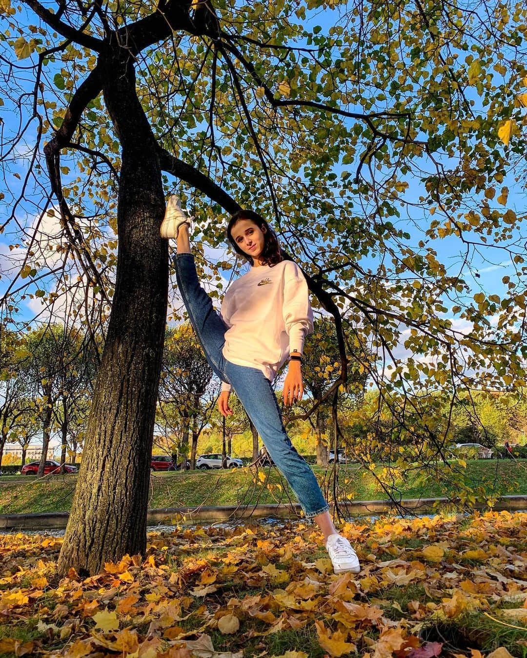 マリア・コーレワさんのインスタグラム写真 - (マリア・コーレワInstagram)「You can tell I really needed that one “fall vibes” picture by the fact I tried to put my leg onto literally every single tree around me 😂😂🤦🏻‍♀️ But anyway though, it was the last day of warm weather in our city and tomorrow will mark the beginning of the traditional Saint-Petersburg-style fall that we all “love so much” - lots of rain and wind, almost no sun and just a couple hours of light every day 🤦🏻‍♀️🍂🍁 But we’re really used to it and I must say it’s just easier to work and stay inside when the outdoor activities don’t really call your name 🙌🏻💪🏻   Когда очень нужна была одна осенняя фотография и я поставила ногу на все деревья в округе 😂😂🤦🏻‍♀️  В любом случае, сегодня в нашем городе был последний тёплый осенний день и завтра начинается настоящая Петербургская осень, которую мы все так «любим» - много дождя и ветра, мало солнца и всего лишь несколько часов светлого неба в день 🤦🏻‍♀️🍂🍁 Но мы к этому успели привыкнуть, и надо сказать вам, что работать в такую погоду становится легче, потому что улица не манит, а значит ничего другого и не остаётся делать, кроме как проводить время с пользой на работе или дома 🙌🏻💪🏻」10月11日 1時55分 - marachok