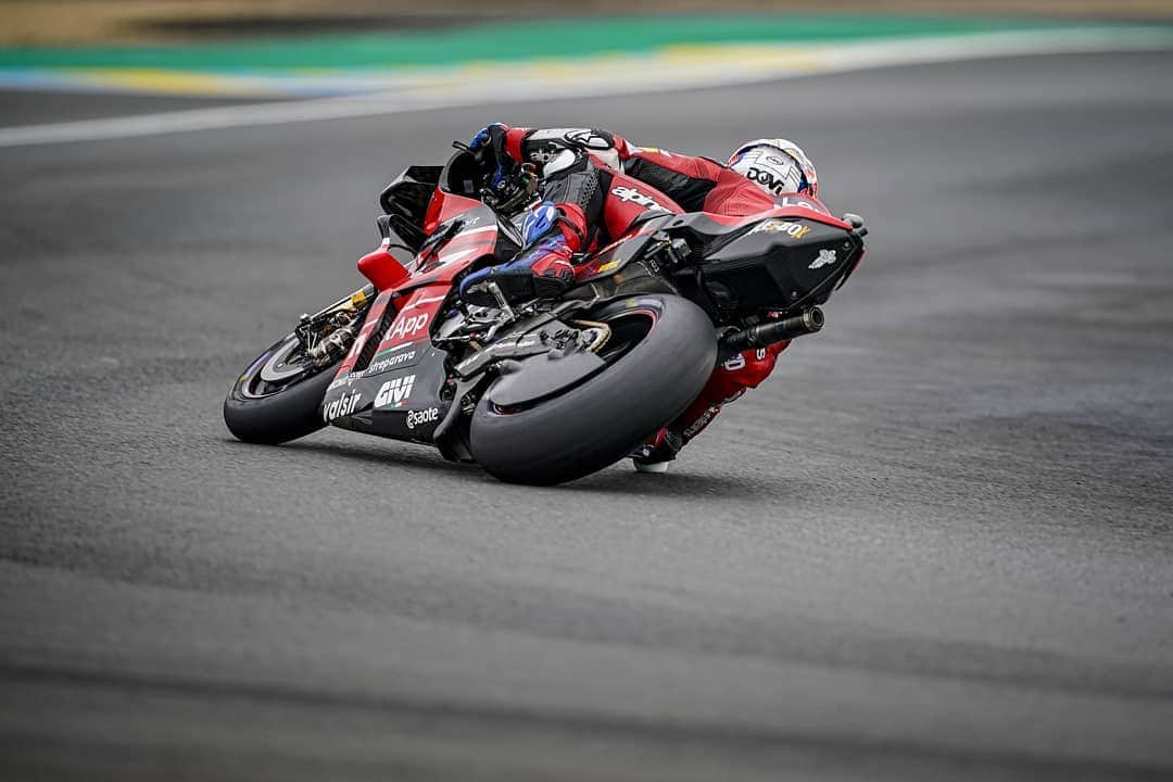 アンドレア・ドヴィツィオーゾさんのインスタグラム写真 - (アンドレア・ドヴィツィオーゾInstagram)「Good feeling with the bike and nice pace. I'm confident for tomorrow! Buon feeling con la moto e buon passo. Sono fiducioso per domani!   #Dovi04 #AD04 #undaunted #ForzaDucati #MotoGP #Alpinestars #SuomyHelmets #RedBull #Biotekna #Mondottica #DucatiEyewear #lentidavistaGalileo #MucOff 📷 @falex79」10月11日 1時59分 - andreadovizioso