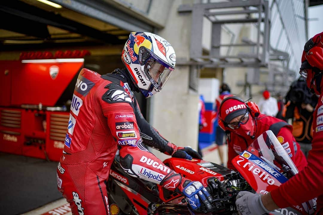 アンドレア・ドヴィツィオーゾさんのインスタグラム写真 - (アンドレア・ドヴィツィオーゾInstagram)「Good feeling with the bike and nice pace. I'm confident for tomorrow! Buon feeling con la moto e buon passo. Sono fiducioso per domani!   #Dovi04 #AD04 #undaunted #ForzaDucati #MotoGP #Alpinestars #SuomyHelmets #RedBull #Biotekna #Mondottica #DucatiEyewear #lentidavistaGalileo #MucOff 📷 @falex79」10月11日 1時59分 - andreadovizioso