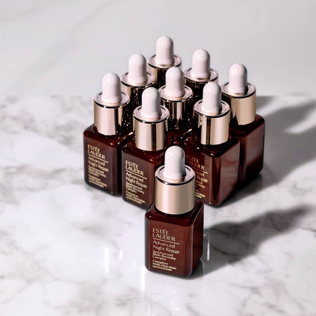 のインスタグラム：「A pretty mighty mini. This small #LittleBrownBottle packs a powerful punch. Tap the link in bio to try our fastest repair ever!⚡ NEW #AdvancedNightRepair」