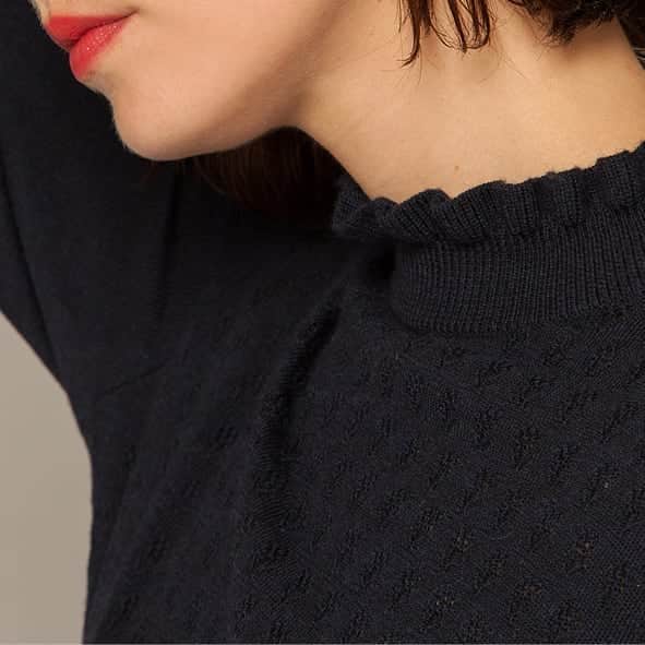 ベンシモンのインスタグラム：「Samedi, 19:00 dans notre petit pull en laine ☁️  ​Cette saison, notre équipe de style a développé des pulls en laine 100% mérinos certifiée OEKO-TEX, une matière bien connue de la maison, sélectionnée avec soin pour sa douceur au toucher, sa résistance, et sa durabilité.  ​Et oui, car notre laine mérinos a tout bon ! En plus de sa longue durée de vie, elle est recyclable et biodégradable. #ungestetoutdouxpourlaplanète 🌍 Après avoir sélectionné les plus beaux fils de laine, notre équipe a confié la production de nos petits pulls à un atelier partenaire depuis plus de 10 ans, que l'on affectionne particulièrement pour son sens du détail et des finitions. 🧵💙 Ce précieux trésor est disponible dans différents modèles et plusieurs couleurs.  Alors, dans lequel vous allez vous glisser ?  ​#bensimon #mode #atelier #qualite #merinos」