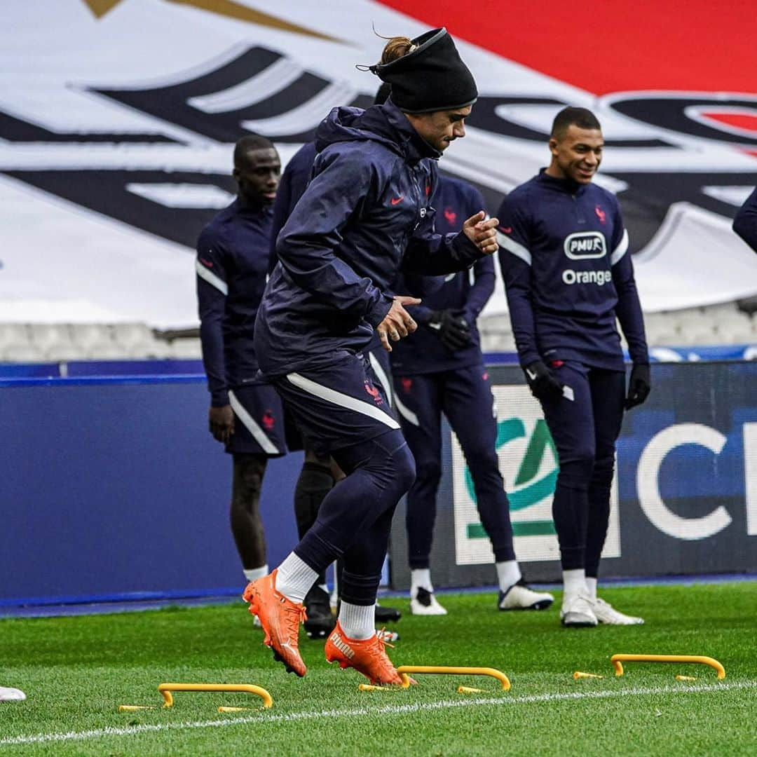 サッカー フランス代表チームさんのインスタグラム写真 - (サッカー フランス代表チームInstagram)「Entraînement veille de (gros) match 👊🇫🇷🇵🇹 #FiersdetreBleus」10月11日 2時07分 - equipedefrance