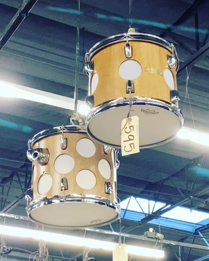 ジェシカ・ゾアのインスタグラム：「When decorating your home, always march to the beat of your own drum. 🥁 These lights are so on point!💡」