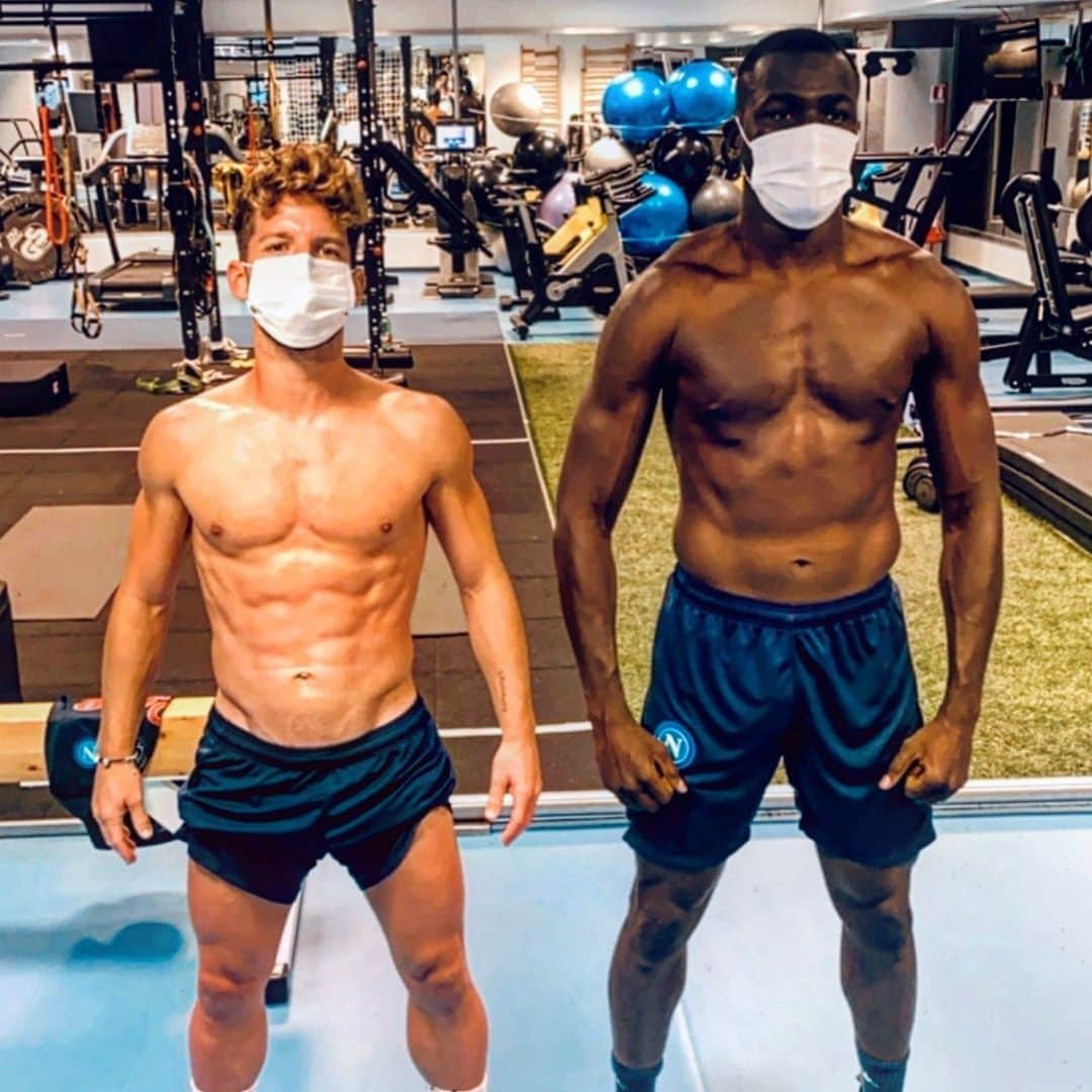 ドリース・メルテンスのインスタグラム：「If they keep us locked up one more week, we are changing to another sport I think 🤪  Dove sei @andreapetagna 🙈」