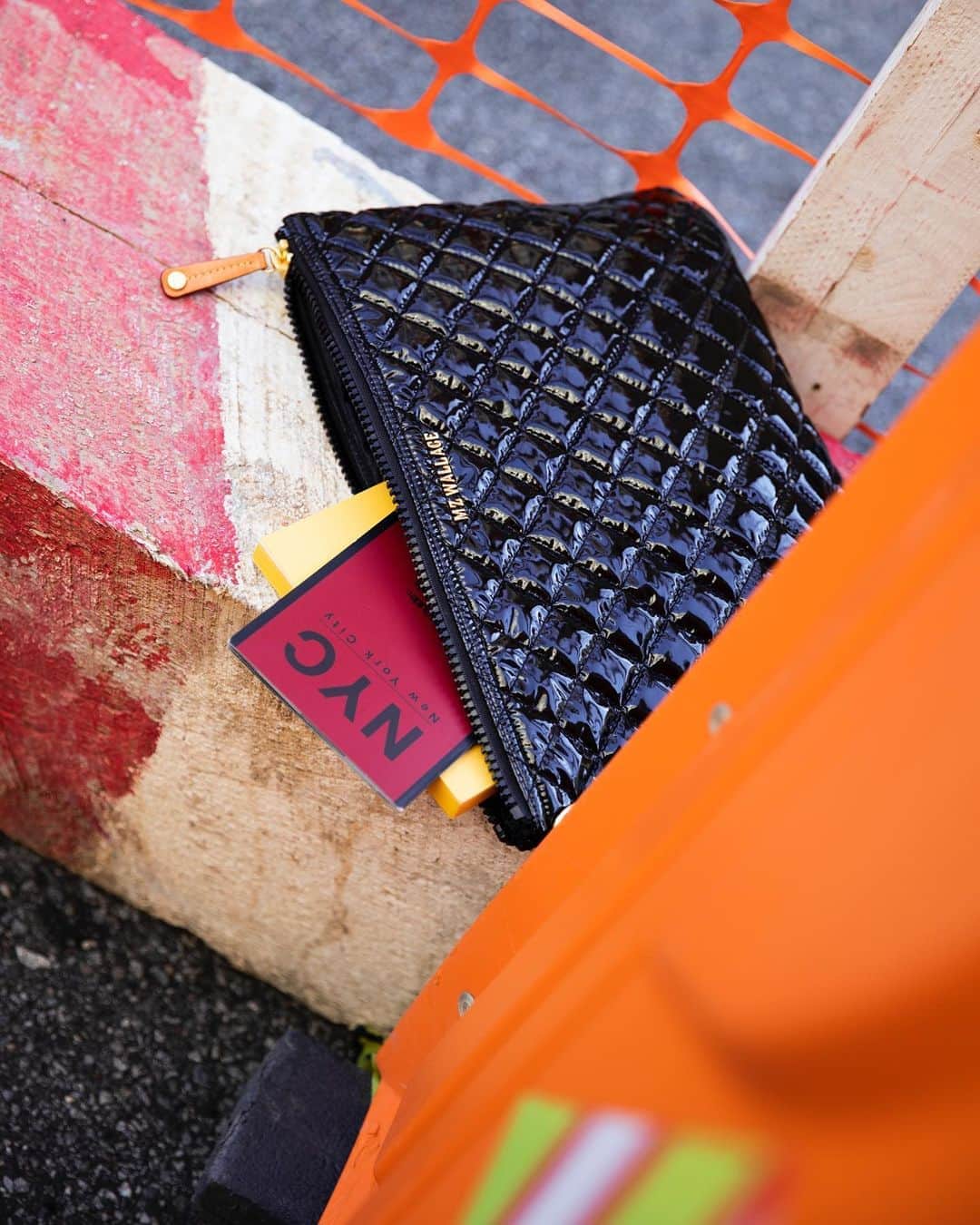 MZウォレスのインスタグラム：「Sheen that's made to be seen! The Metro Pouch in Black Lacquer transforms from an essential organizer in your bag to a show-stopping clutch in your hand faster than you can say, "sorry I can't work late tonight, I've got a thing." 😘」