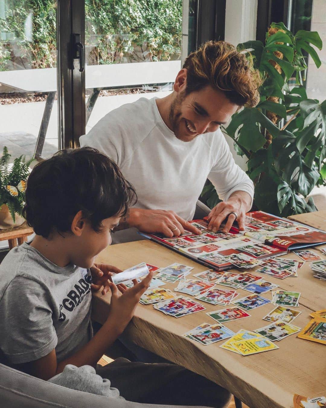 イバイ・ゴメスのインスタグラム：「¡Qué bonito es reencontrarse con estos recuerdos del pasado! 💭 ¡Qué buenos momentos! 😀 ¡Aquí hoy ayudando a mi amigo Nico con la colección @paninicromos de @laliga ! 🤘🏼 ¿Si no fuera por el Covid, se sigue yendo a la plaza nueva a cambiar cromos? ¡Que creo que me voy a animar yo también con ello! 🙈😅」
