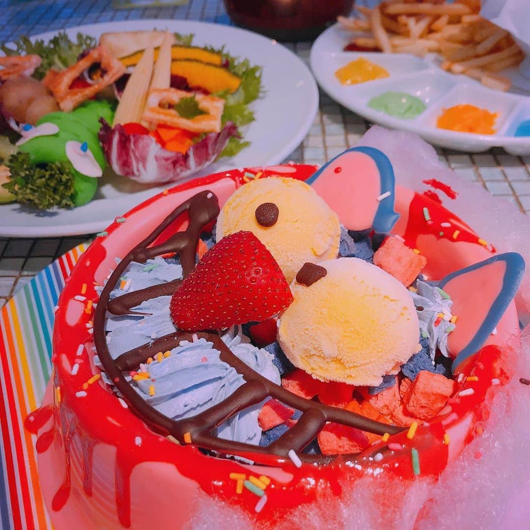 けちょんのインスタグラム：「美味しい可愛い👻 ・ チェシャ猫のスプラッターアイスクリームまた食べたいかも〜🍨✨ ・ #ハロウィン #モンスターカフェ」