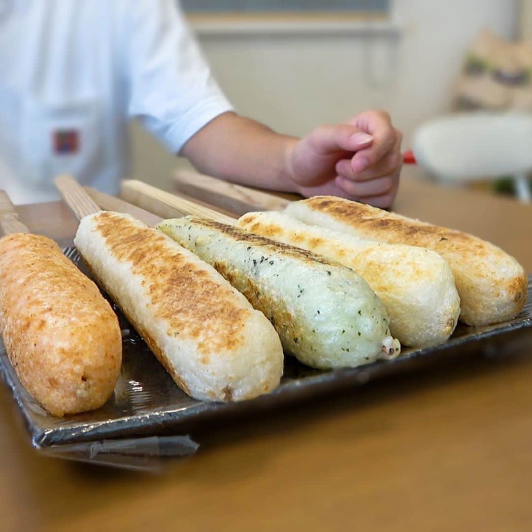 ブラザー4チャンネルのインスタグラム：「今日は、秋田名物きりたんぽをみんなで仲良く作りました！﻿ 秋田県大館市では、たんぽ一万本チャレンジをやってるみたいなので、みんなも家族で作って美味しく食べているところを投稿してみてね☆ ﻿ ﻿ ハッシュタグは﻿ 『#たんぽ一万本チャレンジ』！！ ﻿ 誰が一番おいしそうに作れたかな！？﻿ ﻿ #本場大館きりたんぽまつり　﻿ #たんぽ一万本チャレンジ　﻿ #PR　﻿ #秋田県　﻿ #大館市　﻿ #大館食の祭典協議会﻿」