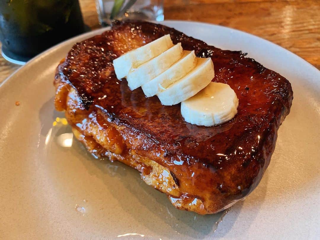 のインスタグラム：「東京で絶対に食べてほしい絶品フレンチトーストをまとめました！（画像2枚目〜）  半斤つかったデカ盛りフレンチトーストや最高級抹茶使用のフレンチトースト、石窯焼フレンチトースト等…フレンチトースト好きにはたまらないお店を厳選しています！  参考にしてもらえると嬉しいです！ みんなの推しフレンチトーストあったら教えてねー！  #フレンチトースト #カフェ巡り  #東京グルメ #東京カフェ #東京グルメ」