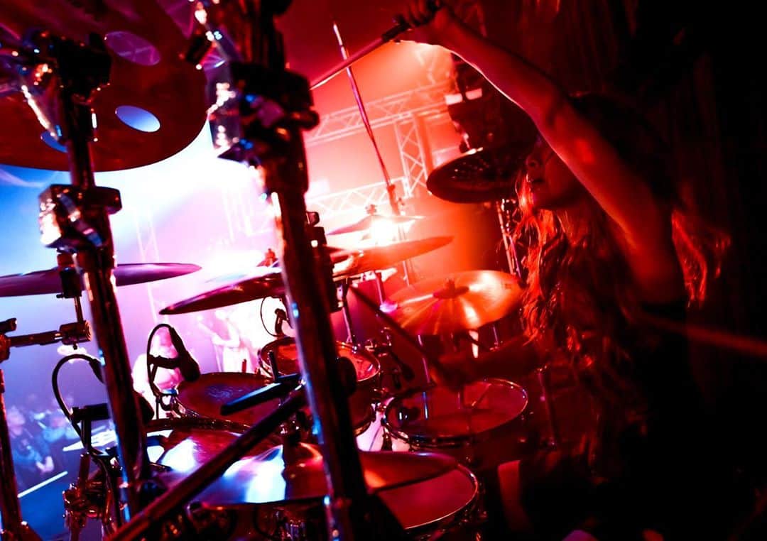 のインスタグラム：「🥁🥁🥁  Photo by (@cqun_yyy)  #Aldious #AldiousMarina #アルディアス #femalemusician #femaledrummer #drummer #drums #dwdrums #drumslife #drumset #drumkit #drummergirl #girlband #music #metal #rock #jrock #drumstagram #evans #instagood #vicfirth #myperfectpair #sabian #girl #ドラム #ドラマー」