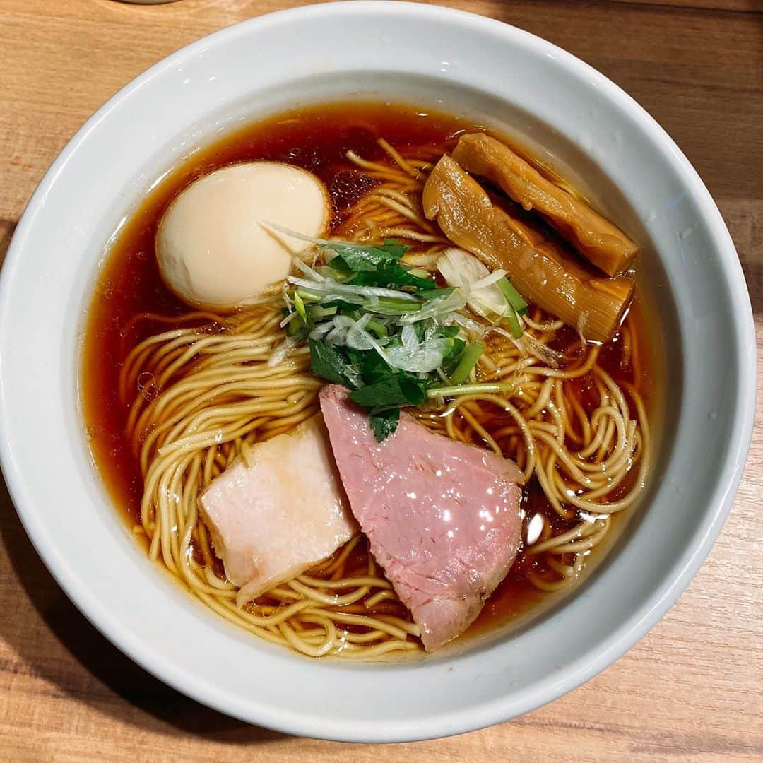 青木泰寛のインスタグラム：「次は塩と油そばを食べたい オープン前から長蛇の列でした 雨なのにやべぇー。  #らーめん #ラーメン #ramen #彩音 #五反田 #味玉醤油 #麺屋彩音 #雨のひ左足だけよく濡れるのなに」