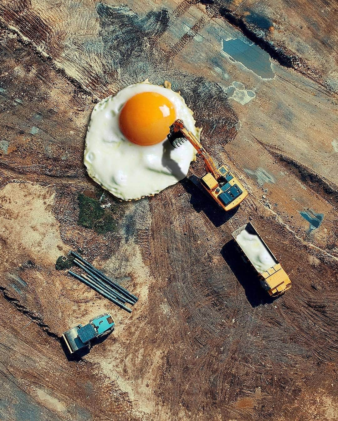 Eggs Conceptさんのインスタグラム写真 - (Eggs ConceptInstagram)「Eggscavator 🍳🚜 by 👉 Hilary Littke @littkephoto 👈  #hilarylittke #littkephoto #eggsconcept #miniature #surrealism #absurdism #conceptualart #egg #eggs #friedegg #autumn #breakfastime #october #Outubro #Oktober #Октябрь #octobre #octubre #ottobre #autunno #herbst #efterår #syksy #осень #tardor #lautomne #秋 #الخريف」10月10日 17時42分 - eggsconcept