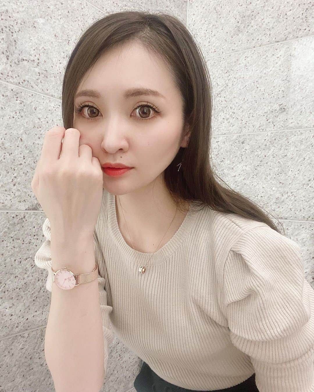 のインスタグラム：「ダニエルウェリントン @danielwellington の新作ピンクメッシュ⌚️ ローズゴールドって女性らしくてすごく可愛い♥︎ 文字盤も小さめの方をチョイス。 アクセサリーラインも出来たみたいで、さっそく時計とおそろいのローズゴールドのネックレスをオーダーしたよ😊 華奢なアクセサリー大好き。 秋冬ファッションにも合いそうだ♥︎ 15％OFFクーポンコードよかったら使ってね🥰 ・ クーポンコード：【togo23】 ・ #ダニエルウェリントン #DWピンクメッシュ #腕時計 #腕時計コーデ #ootd #今日のコーデ #秋ファッション#selfie #me #데일리록 #옷스타그램 #멋스타그램 #코디  #오오티디#PR」