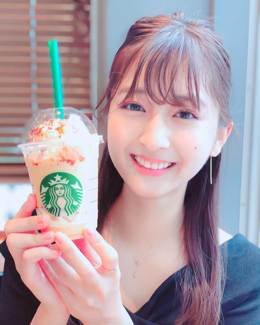 のインスタグラム：「. 「  黙って  いれば  かわいい。」  ↑ 最近、言われすぎている言葉 ↑  ----------  明日は『#即興コントイベント』 @四谷三丁目ドリームシアター  １部でアリス ２部でミミッキュ  のコスプレ予定…🤔  チェキとかそれを参考に買ってくれたら嬉しいな💜👻  詳細はわたしのTwitterのトップに固定されたツイートから✨ . . ちなみに前回のコントと告白演技対決の優勝賞品は、スタバカードとスタバのバームクーヘンでした🥰💕  ----------  台風も来てるし、最近寒いし… みんな体調には気をつけてね💗😢 . . . #スタバ #スターバックス #スターバックスコーヒー #フラペチーノ #芋けんぴ #美味しかった #過去pic #Starbucks #starbuckscoffee #starbucksjapan #japan_of_insta #japanese #japanesegirl #frappuccino #笑顔 #笑顔が人を幸せにする #笑顔が素敵 #コスプレ #アリス #ツインテール #twintails #alice #costume . #岡田彩花 #あやかんぬ #ayakaokada #シグマセブン #シグマセブンフェイス #女優」