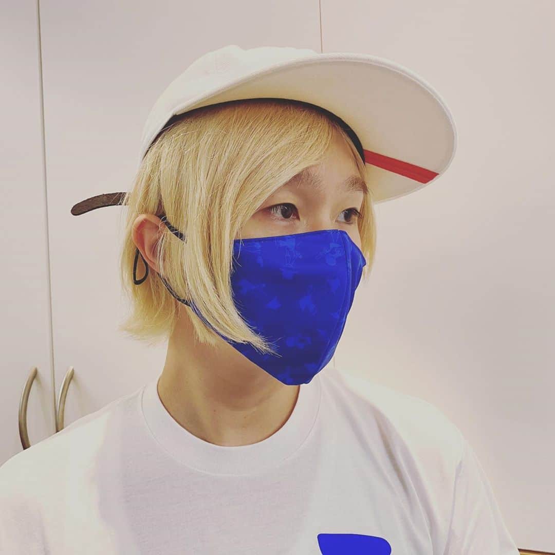 山田義孝のインスタグラム：「🔸🔸🔸 デビュー11周年を記念して作った新しいグッズ事前通信販売中✌︎ もう届いた人もいるみたいだねー✌︎✨ 配信でライブ参戦する人達も グッズ身につけてくれてるの見れたら嬉しいなー😊 ↓✌︎✨ #吉田山田 #新グッズ」