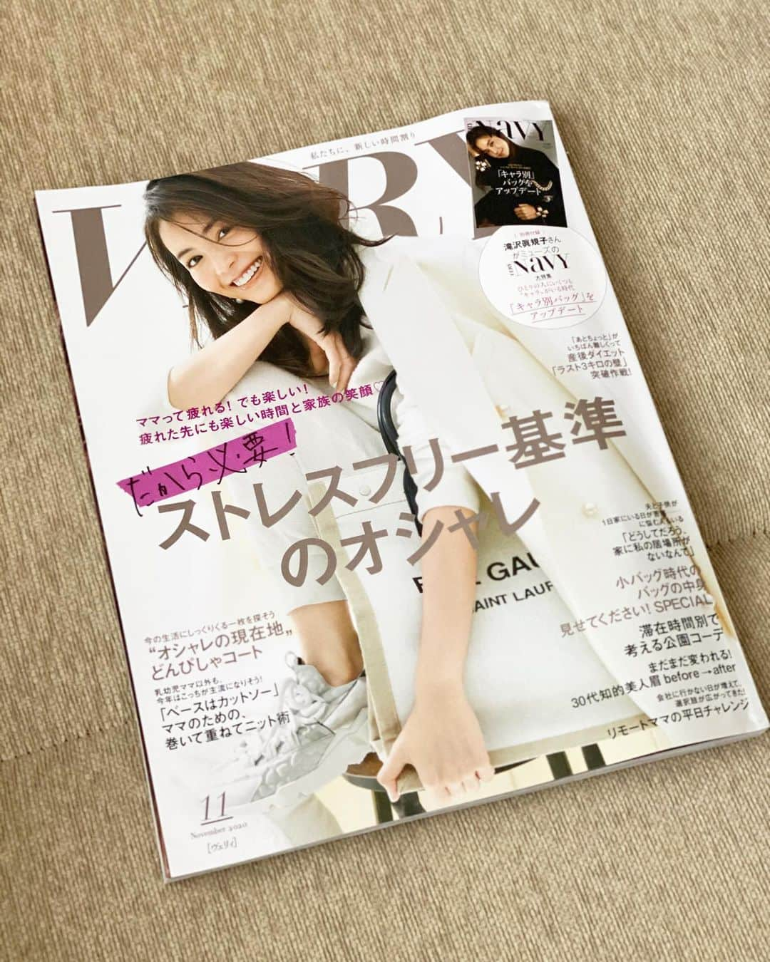 伊藤春香さんのインスタグラム写真 - (伊藤春香Instagram)「VERY @veryweb.jp  の「わたしの、たまには大人時間」で﻿ 取り上げて頂きました。﻿ ﻿ 告知前に﻿ 「はあちゅうさんが出てたから買いました！」﻿ とコメントを頂いたの、とても嬉しかったです...﻿ ありがとうございます🙏﻿ ﻿ いつもと違うメイクで、丁寧な﻿ 取材で言葉を引き出して頂き、﻿ 用意していただいたお弁当まで﻿ 美味しくて（名前なんだっけ…﻿ ケータリング界では有名なお店なんだと思う…﻿） 楽しい撮影でした。﻿ ﻿ この特集で紹介した3冊の本は﻿ 全て私の本棚から持ち出した本ですが、﻿ 特に1番大きな写真の中で手に持っている﻿ 「ヒョンナムオッパへ」はVERY読者の方に﻿ ぜひ読んでもらいたい作品です。﻿ ﻿ 韓国でアイドルの子が「読んだ」﻿ というだけで﻿ 炎上するほど話題になった﻿ 大ベストセラーで、﻿ ﻿ 現在日本でも公開中の映画﻿ 「82年生まれ、キム・ジヨン」﻿ （私もコメントさせて頂きました:3枚目）﻿ ﻿ ...の作者であるチョ・ナムジュさんによる﻿ 短編フェミニズム小説。（表題作）﻿ ﻿ 表向きは恋愛のような形をしている﻿ 男女の従属関係が描かれていて、﻿ 自立とは何か、自分の人生を﻿ 生きるとはどういうことか、そして﻿ 今なお世界に根強く残る女性差別や﻿ 男尊女卑思想について、﻿ 考えるきっかけをくれます。﻿ ﻿ 「フェミニズム」という言葉に﻿ どこか怖いイメージや﻿ とっつきにくさを感じている人がいたら、﻿ ぜひ🐤✨ ﻿ #フェミニズム #VERY﻿ #82年生まれキムジヨン #小説 #チョナムジュ #ヒョンナムオッパへ #韓国フェミニズム  #韓国フェミニズム小説 #フェミニズム本 #読書 #女性差別 #フェミニズム小説 #feminism #大人時間」10月10日 17時48分 - ha_chu