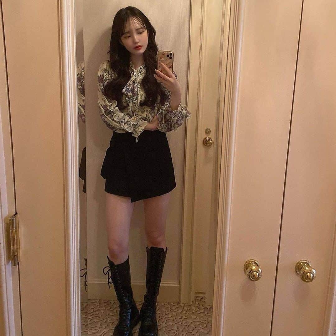 R i R y (リリー)さんのインスタグラム写真 - (R i R y (リリー)Instagram)「『 #ロングブーツコーデ 👢♥』　　  #ブラウス や #ブラウスワンピ などと相性抜群のロングブーツ💕 これからの季節に一足はあると便利♡  Photo by﻿ @riho_toshio  @___0peach0 @rikako_0331  @23komu  ✴︎---------------✴︎---------------✴︎﻿ ﻿ ▶▶Instagram・Twitter・TikTokで掲載する写真を募集中📸﻿ カワイイ写真が撮れたら、@velle.jp をタグ付けするか、ハッシュタグ #velle_jp をつけて投稿してみてね♪﻿ ﻿ velle編集部と一緒にカワイイで溢れるvelleを創っていこう😚🤍  ✴︎---------------✴︎---------------✴︎﻿ #ロングブーツ #白ブラウス #ワンピース #白ワンピース #ブラウスコーデ #ワンピースコーデ #ootd #お洒落さんと繋がりたい #おしゃれさんと繋がりたい #ザラジョ #ザラコーデ #秋服 #秋服コーデ #購入品 #購入品紹介 #置き画 #置き画くら部 #ootd #シアーシャツ #ニット #秋服 #秋服コーデ #ガーリーコーデ #ガーリー #ボリューム袖 #ボリュームスリーブ」10月10日 18時01分 - velle.jp