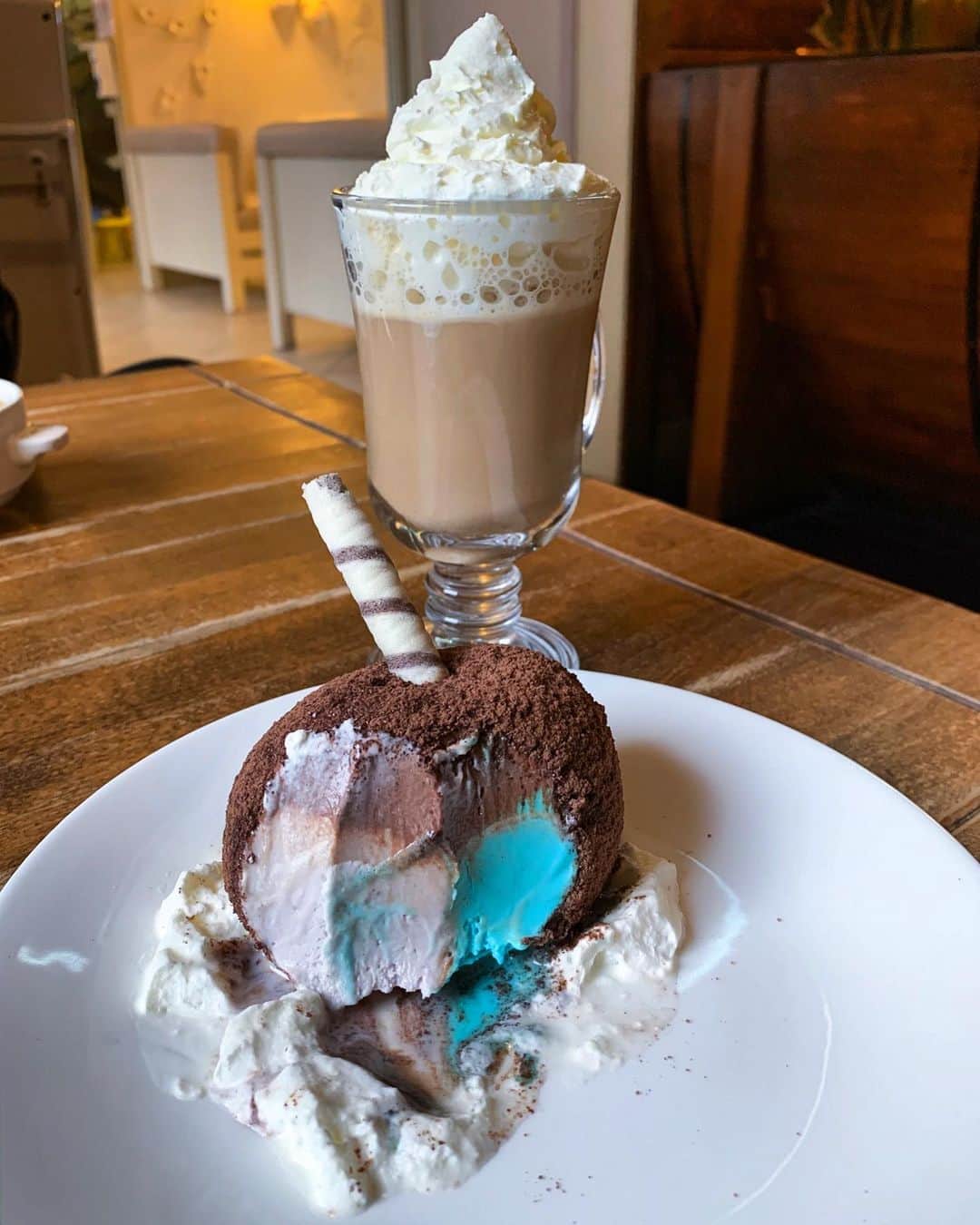 ALINA AKULAさんのインスタグラム写真 - (ALINA AKULAInstagram)「Жизнь коротка, ешь десерт на первое. Будь как Алинка) Всем хороших выходных)   #icecream #dessert #weekend」10月10日 17時59分 - radharanievna
