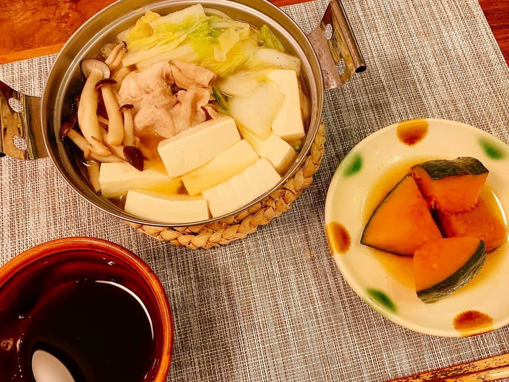 福圓美里のインスタグラム：「湯豆腐🙂 でも余ってた豚肉も入れたので それはもはや普通の鍋  あとかぼちゃ食べたかったから煮付けました🎃」