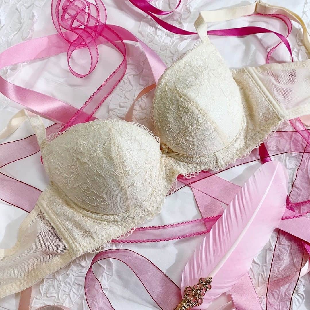 BradelisNewYork/ブラデリスニューヨークのインスタグラム：「10月はピンクリボン月間.+♡ . ピンクリボンとは、乳がんの正しい知識を広め、 乳がん検診の早期受診の大切さなどを伝える「気づき」と「行動」の世界共通のシンボルマークです。  ブラデリスは全ての女性の「美しくありたい」という願いに寄り添い、ピンクリボン運動を応援しています。 . . . #ピンクリボン #ピンクの日 #ピンクリボン運動 #ブラデリス #ブラデリスニューヨーク #bradelis #bralisnewyork」